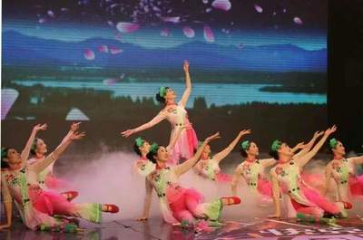 一輩子做“青春藝術”的傳播者 葉紅紅的文藝創(chuàng)作與表演之路